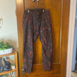 CARGO STYLE BLACK AND BERGUNDY CAMO PANTS 👖 SUPER STRETCHY W/ DRAWSTRINGS.